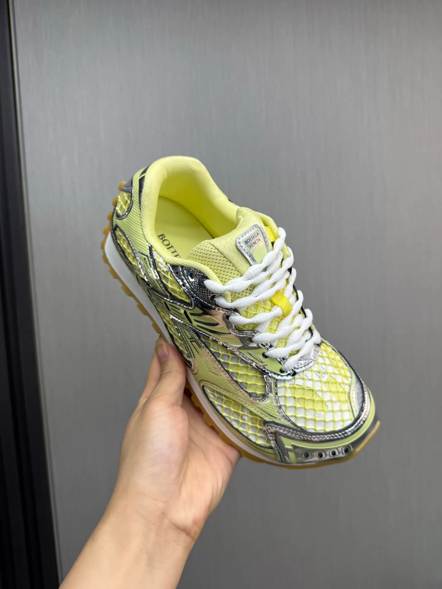 Men's men's shoes 💰620💰 BV top version 𝘽𝙊𝙏𝙏𝙀𝙂𝘼 𝙑𝙀𝙉𝙀𝙏𝘼 Orbit sneakers Wang Yibo same style couple style dad shoes 🩷💚 Runner sneakers, made of lightweight technical mesh fabric. Features a geometric patterned rubber outsole. Pay attention to the package craftsmanship ❕ High version shipping ❗️ Very nice, durable to play with and durable to make ✔️ Standard version 💯💯 The outsole is made of color-blocked TPU outsole. Women’s model 35-41 (40 41 customized) Men’s model 39-46 (45.46 customized) Equipped with original packaging